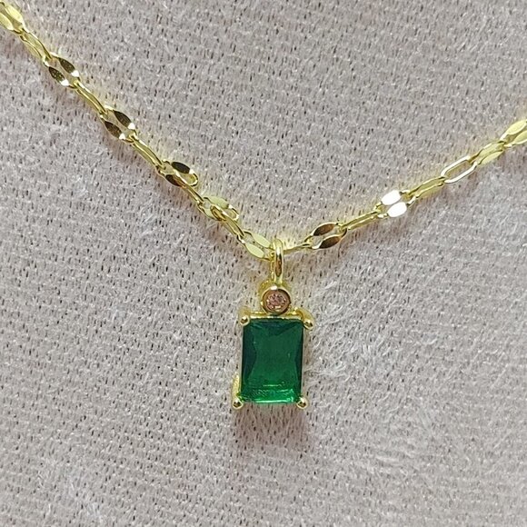 14K Gold Plated Emerald Crystal Pendant Retro Style - Stunning Fashion Jewelry - Picture 5 of 5